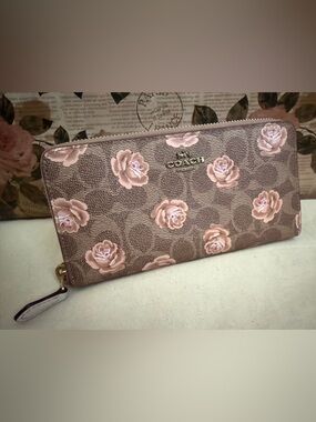 🦋Priced for Bundle🦋COACH NWOT Brown Signature Zip-Around Wallet